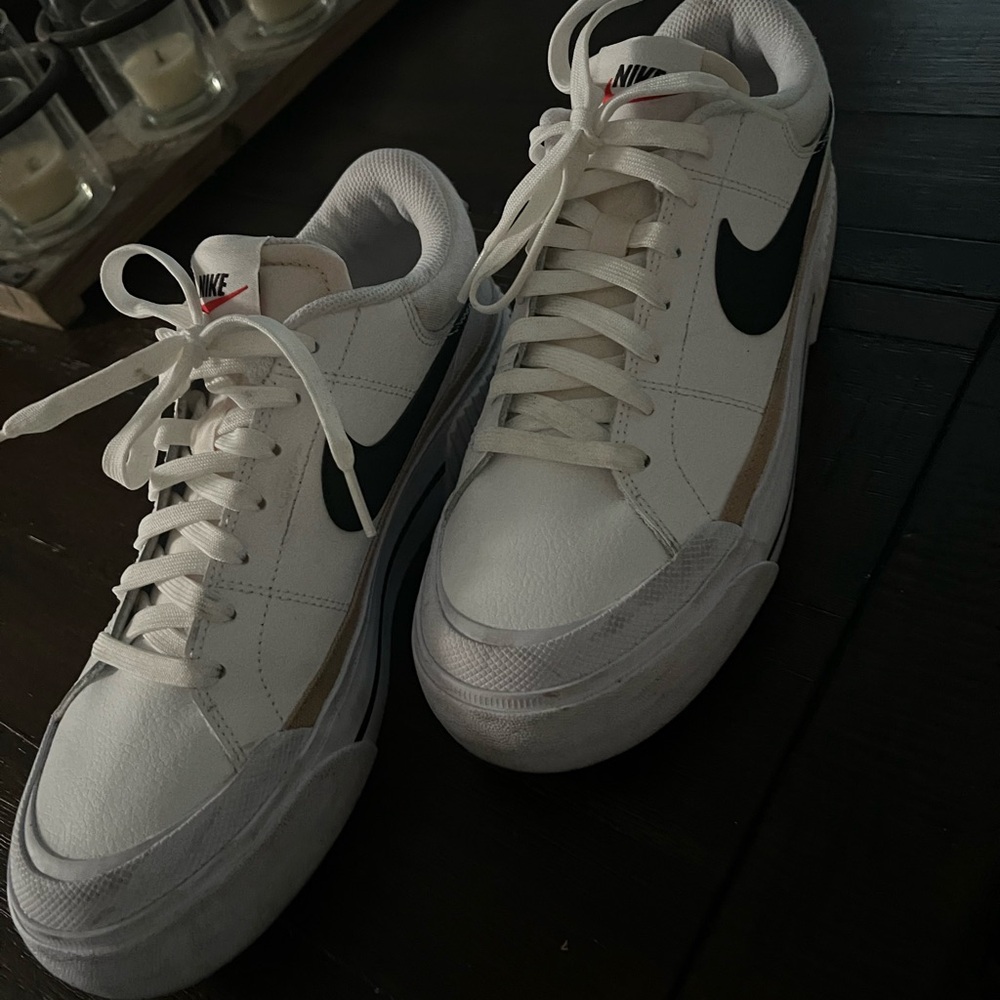 Nike White and Black Low-Top Sneakers
